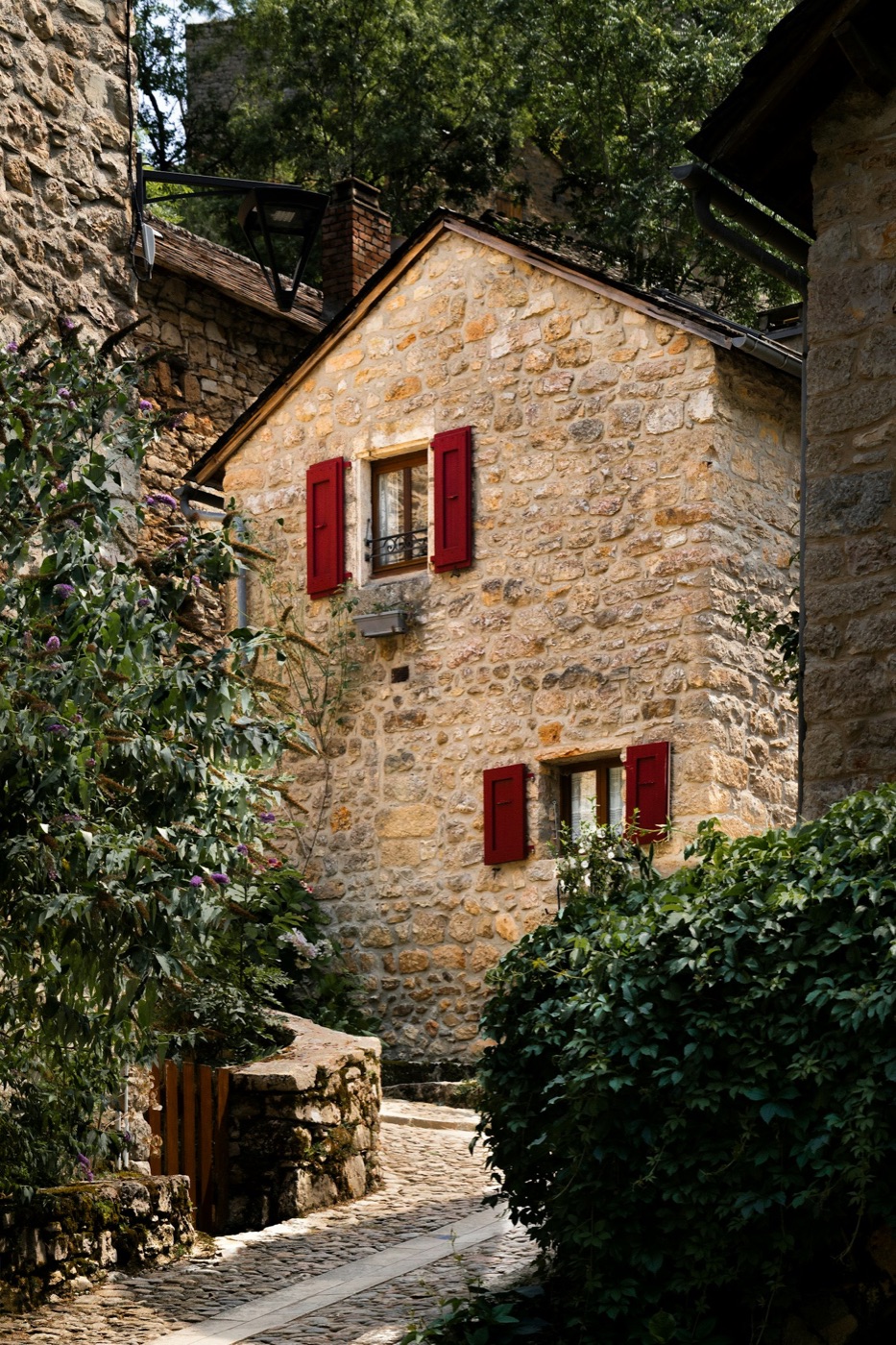 Maison périgourdine en pierre aux volets rouges