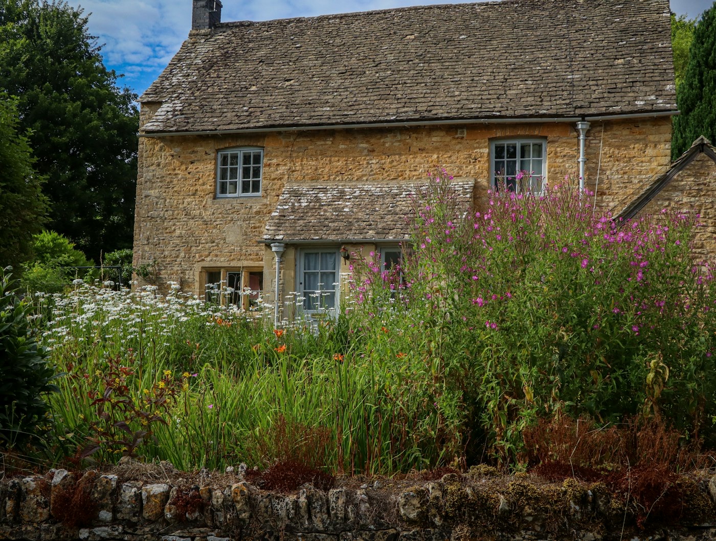 Longère en pierre avec jardin fleuri