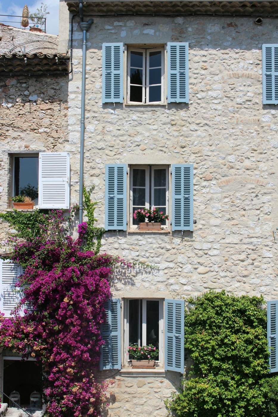 Maison de ville en pierre aux volets bleus