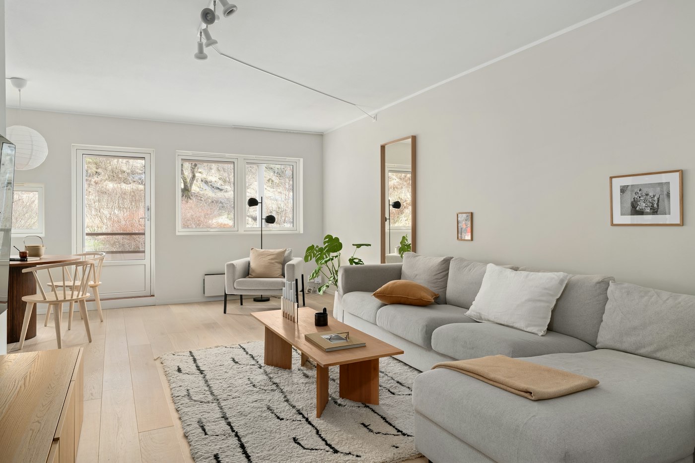 Salon lumineux d'un appartement rénové