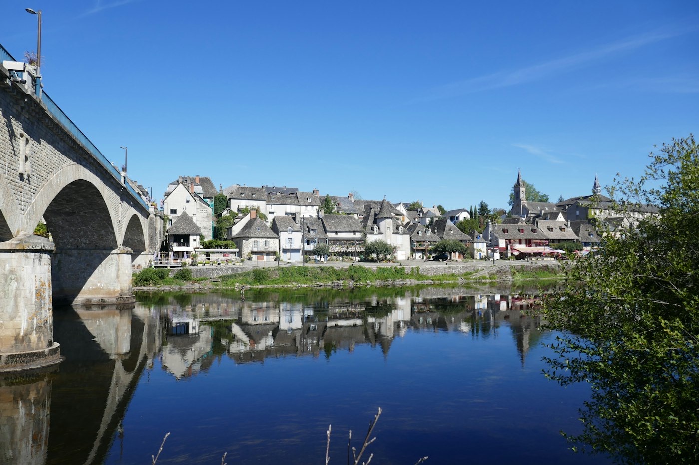 Village en pierre au bord de l'Isle, Périgord